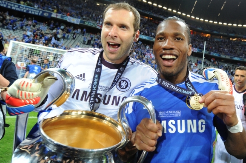 Petr Čech (vlevo) a Didier Drogba.