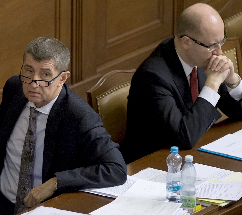 Ministr financí Andrej Babiš (ANO) a premiér Bohuslav Sobotka (ČSSD).