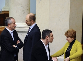 Stále živý parlament v Kyjevě. Zády k sobě Jaceňuk a Kličko.