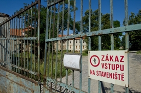Chátrající zámek Buštěhrad.