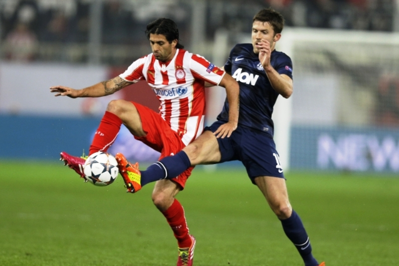 Michael Carrick z Manchesteru United (vpravo) v souboji s Alejandrem Dominquezem z Olympiakosu.
