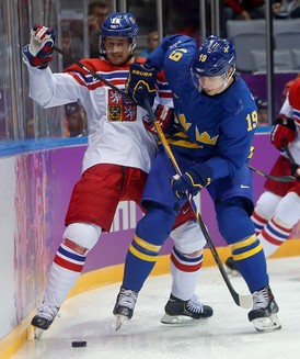 Nicklas Bäckström v souboji s českým útočníkem Romanem Červenkou.