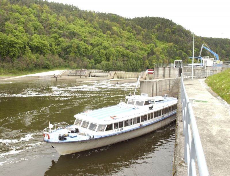 Plavební komora na jezu v Kořensku. Také zde se má Vltava prohloubit.