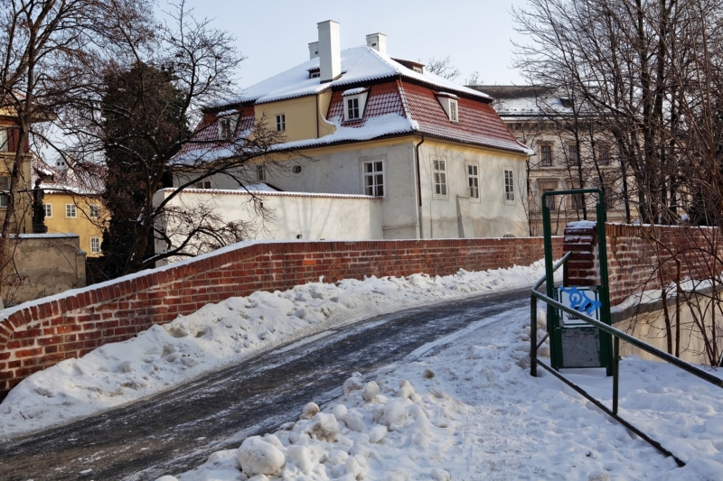 Werichova vila s mostem, který spojuje Maltezské náměstí na Malé Straně s ostrovem Kampa v Praze. Werichova vila s mostem, který spojuje Maltezské náměstí na Malé Straně s ostrovem Kampa v Praze.
