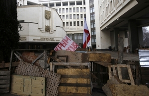 Barikády před vládní budovou s vlajkou s nápisem "Krym Rusku". Simferopol, Krym.