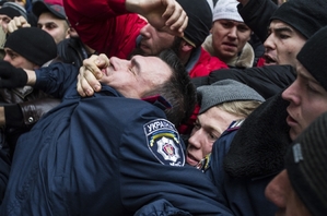 Potyčky při demonstraci před krymským parlamentem.