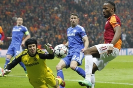 Petr Čech (vlevo) a útočník Galatasaraye Didier Drogba.