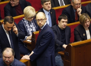 Arsenij Jaceňuk (stojící uprostřed) je šéfem přechodného kabinetu.