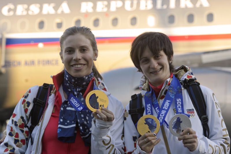 Zlaté olympionistky Eva Samková (vlevo) a Martina Sáblíková.