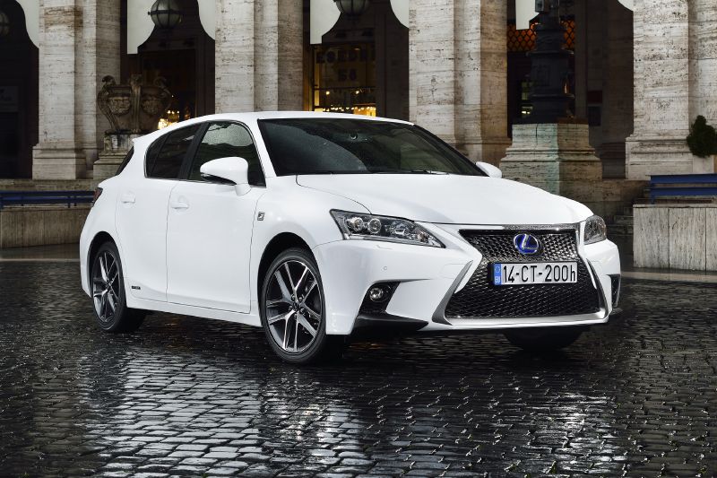 Modernizovaný Lexus CT 200h dostal "značkovou" příď.