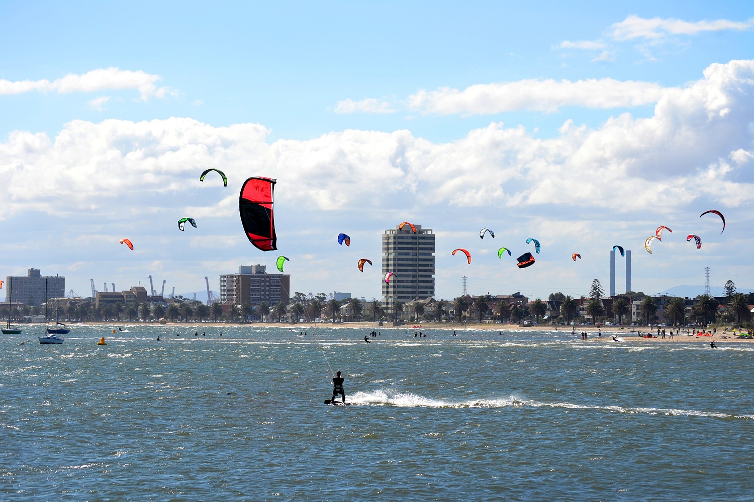 Po práci se v Melbourne můžete věnovat třeba kiteboardingu.