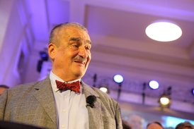 Samkové pogratuloval i Karel Schwarzenberg.