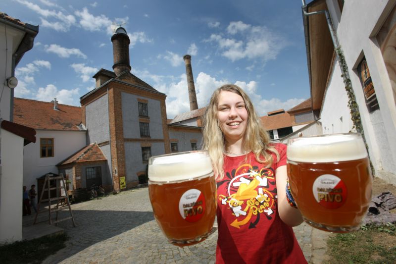 Točené pivo už české pivaře tolik netáhne.