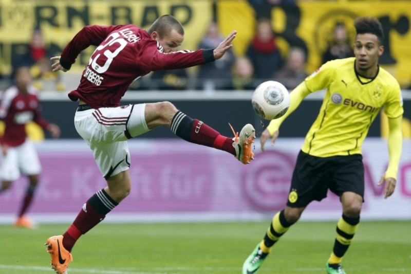 Adam Hloušek z Norimberku (vlevo) a Pierre-Emerick Aubameyang z Dortmundu.