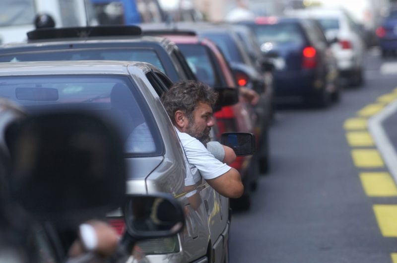 Cestou, jak ulevit ulicím ucpaným kolonami aut, je sdílení vozů, tzv. carsharing (ilustrační foto).
