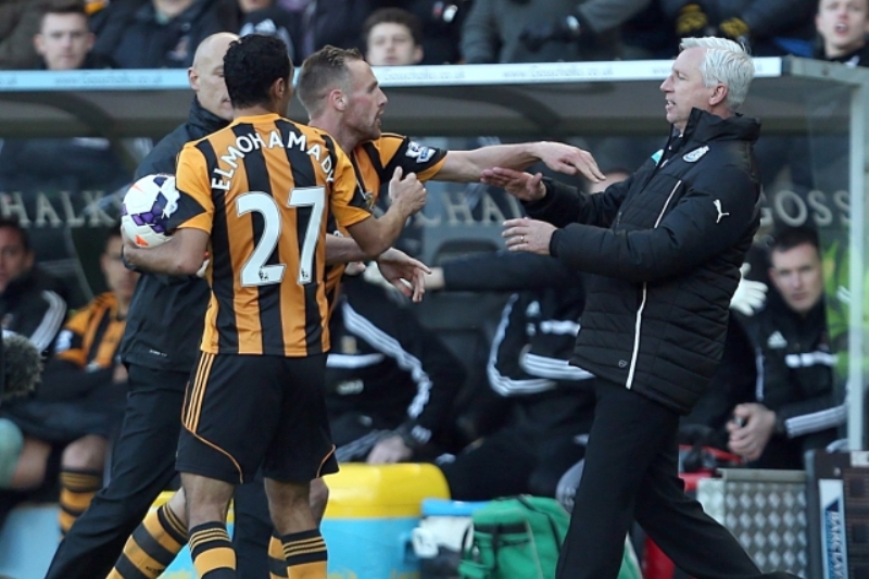 Trenér Alan Pardew (vpravo) se v zápase svého Newcastlu proti Hullu postaral o velké pozdvižení. Trenér Alan Pardew (vpravo) se v zápase svého Newcastlu proti Hullu postaral o velké pozdvižení.