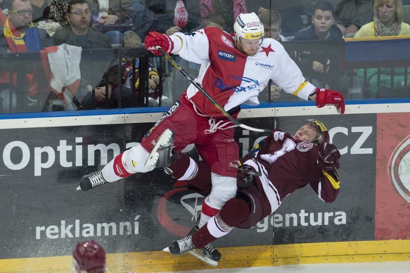Zleva David Štich z HC Slavia Praha a Miroslav Forman z HC Sparta Praha.