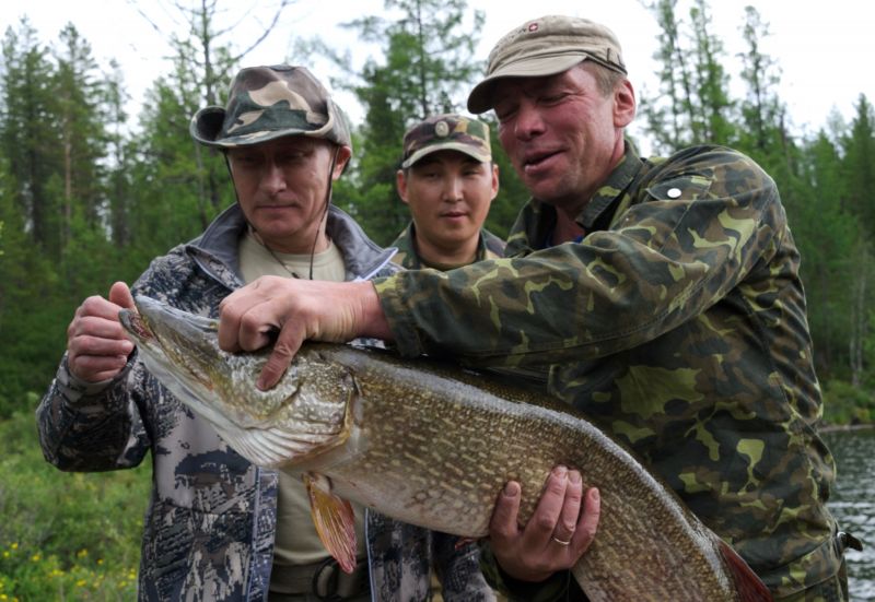 Putin musí být vždy nej. Nejmocnější vůdce, nejúspěšnější archeolog, a když jde na ryby, chytne největší štiku.
