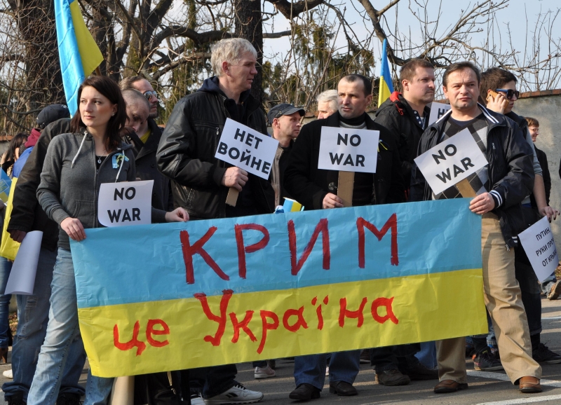 Před Ruskou ambasádou protestovalo několik set lidí. Před Ruskou ambasádou protestovalo několik set lidí.