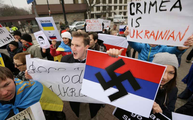 Demonstrace proti ruské intervenci na Ukrajině před velvyslanectvím Ruska ve Varšavě.