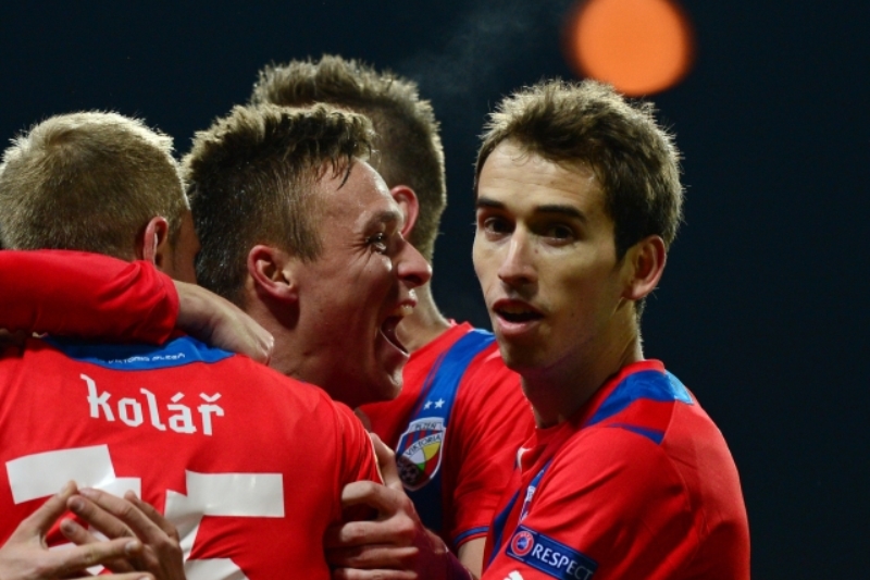 Fotbalisté Plzně se radují z gólu.