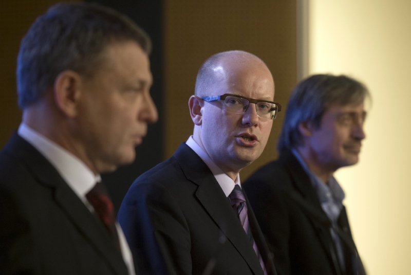 Zleva ministr zahraničí Lubomír Zaorálek, premiér Bohuslav Sobotka a ministr obrany Martin Stropnický na tiskové konferenci po jednání předsednictva Bezpečnostní rady státu. Zleva ministr zahraničí Lubomír Zaorálek, premiér Bohuslav Sobotka a ministr obrany Martin Stropnický na tiskové konferenci po jednání předsednictva Bezpečnostní rady státu.