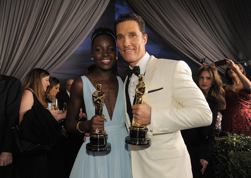 Keňská vycházející hvězda Lupita Nyong'o, čerstvá držitelka Oscara za ženskou vedlejší roli ve filmu 12 let v řetězech, a Matthew McConaughey, nejlepší herec, který perlil v Klubu poslední naděje. (Foto: ČTK/AP/Chris Pizzello).