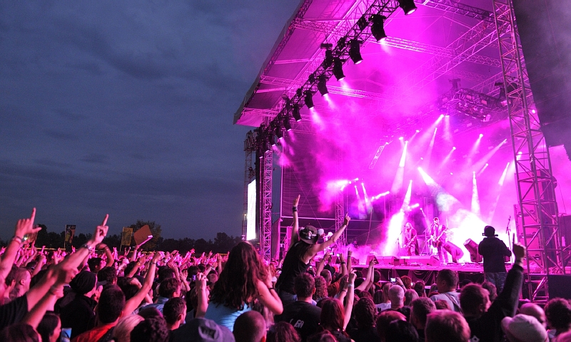 Loňský ročník festivalu Rock for People byl ve znamení úspěšného vystoupení Karla Gotta. Festival podle pořadatelů navštívilo přibližně 30 tisíc lidí.