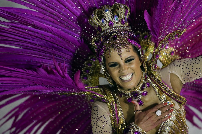 Kromě samotného sambodromu se festival koná i na ulicích a pláži Copacabana. (Foto: ČTK/AP/Felipe Dana)