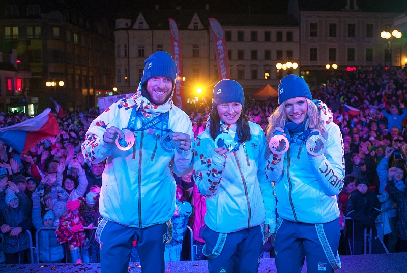 Biatlonisté Jaroslav Soukup, Veronika Vítková a Gabriela Soukalová (vlevo) při přivítání olympioniků po návratu ze Soči. Biatlonisté Jaroslav Soukup, Veronika Vítková a Gabriela Soukalová (vlevo) při přivítání olympioniků po návratu ze Soči.