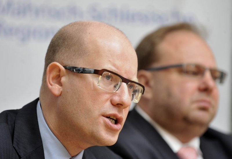 Premiér Bohuslav Sobotka (vlevo) s hejtmanem Miroslavem Novákem. Premiér Bohuslav Sobotka (vlevo) s hejtmanem Miroslavem Novákem.