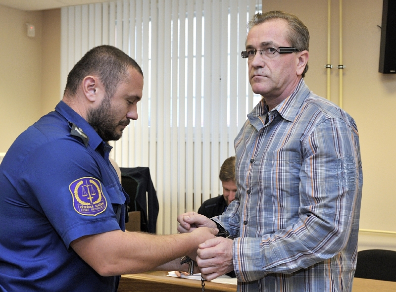 Luboš Linhart je v Pardubicích znám mimo jiné jako majitel obrovského komplexu dříve nazývaného Letka na sídlišti Dukla. Údajně měl vynikající konexe. 