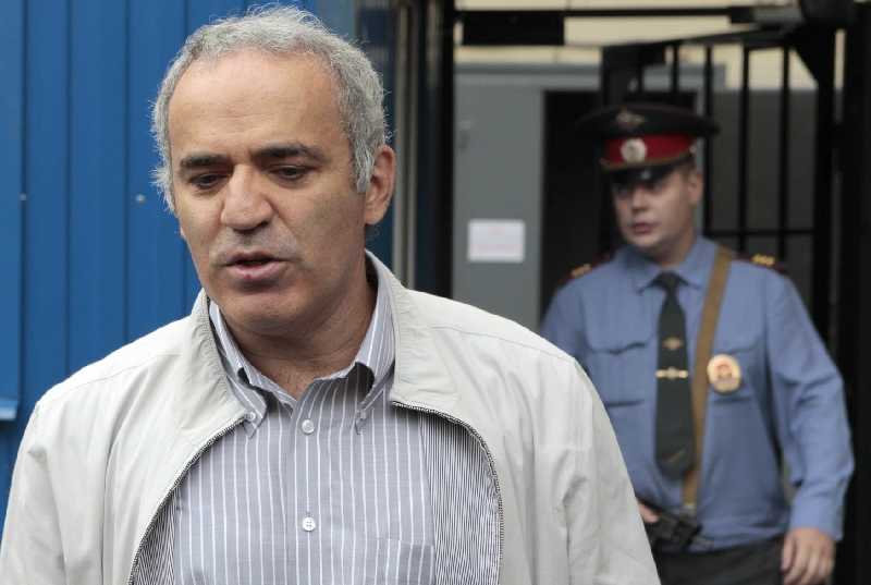 Kasparov opouští policejní stanici v Moskvě (2012).