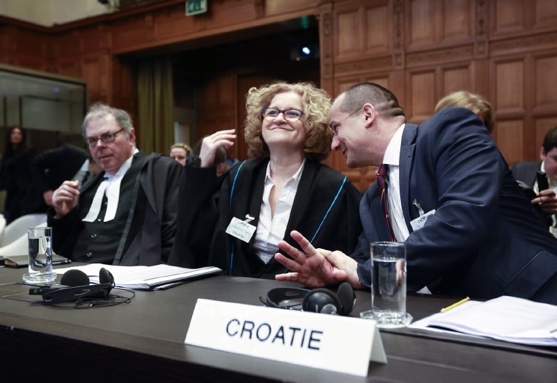 Veselí u chorvatské delegace před zahájením soudu.