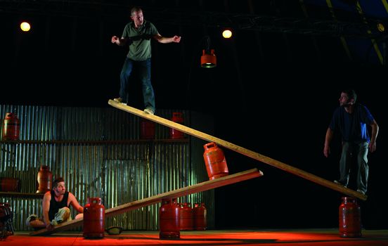 Akrobacie na propanbutanových lahvích - to je Cirque Inextremiste.