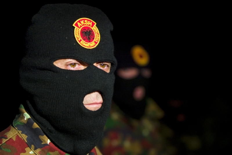 Z paramilitantů kosovskými vojáky. 