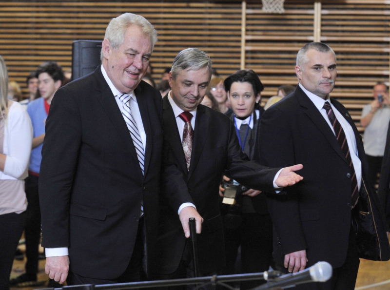 Prezident Miloš Zeman (vlevo) navštívil Slovanské gymnázium v Olomouci.