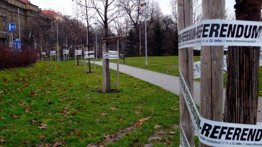 Referendum v Česku funguje na místní úrovni, například v Praze 7 voliči hlasovali o nové radnici, v Praze 8 o parkovacích zónách a chstají hlesování o hazardu.