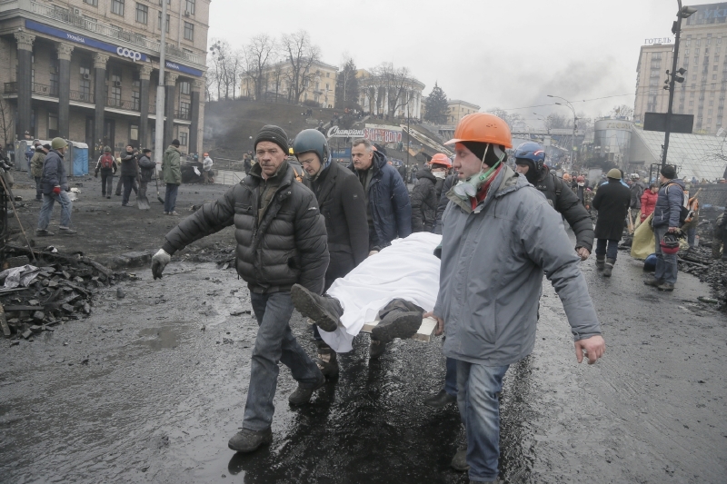 Aktivisté nesou zastřeleného demonstranta na Majdanu.