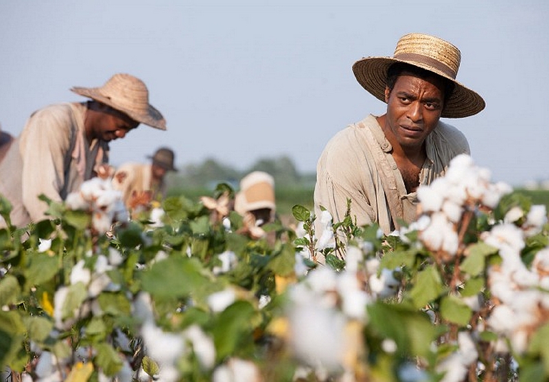Chiwetel Ejiofor jako Solomon Northup ve snímku 12 let v řetězech. Chiwetel Ejiofor jako Solomon Northup ve snímku 12 let v řetězech.