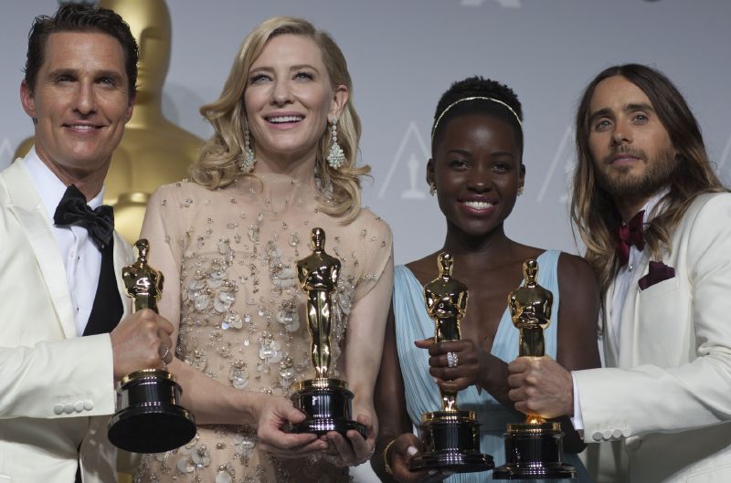 Oscarová láska: Lupita Nyong’oová druhá zprava) a Jared Leto (zcela vpravo).