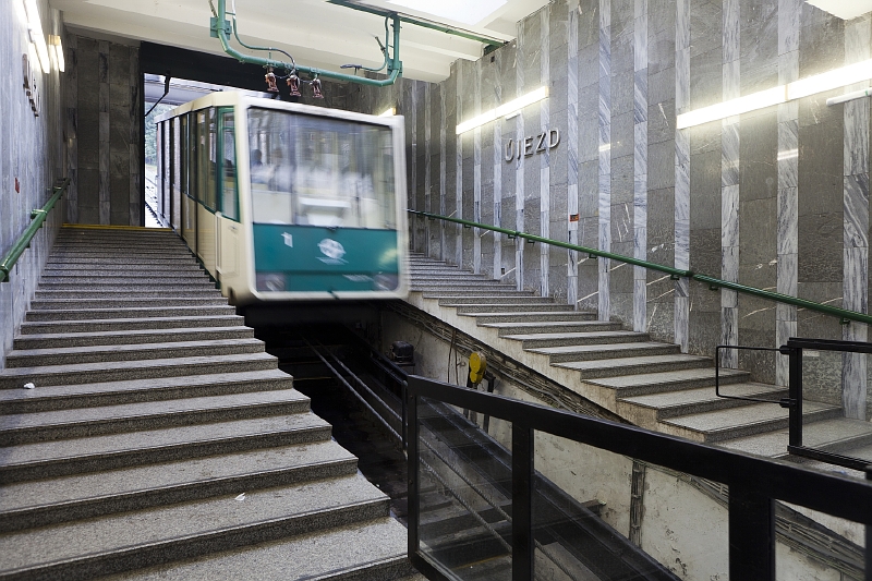 Lanovka na Petřín začala jezdit 25. července 1891. Trať měří 510 metrů a jsou na ní tři zastávky.