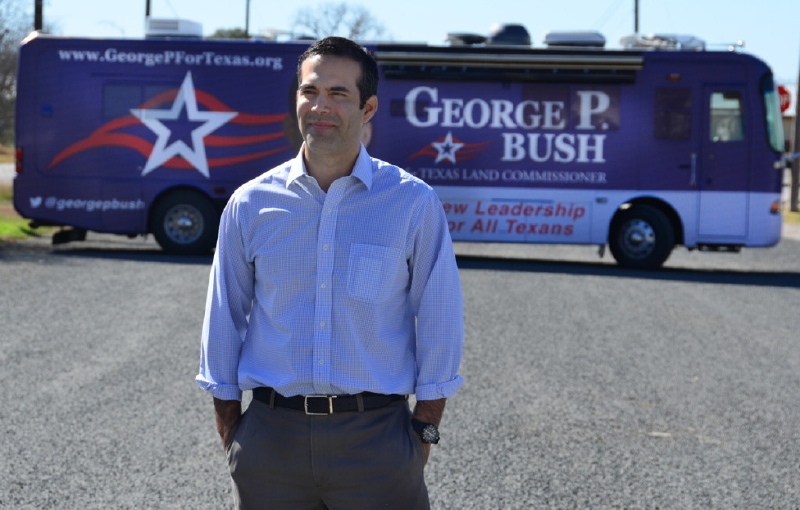 George P. Bush se svým volebním autobusem.