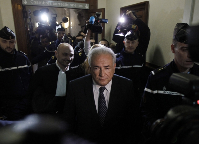 Strauss-Kahn opouští soud v Paříži.