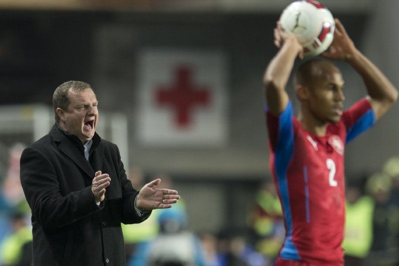 Trenér Pavel Vrba při utkání s Norskem.