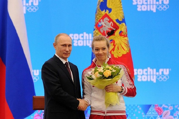 Putin rozdává vyznamenání sportovcům po olympiádě v Soči.