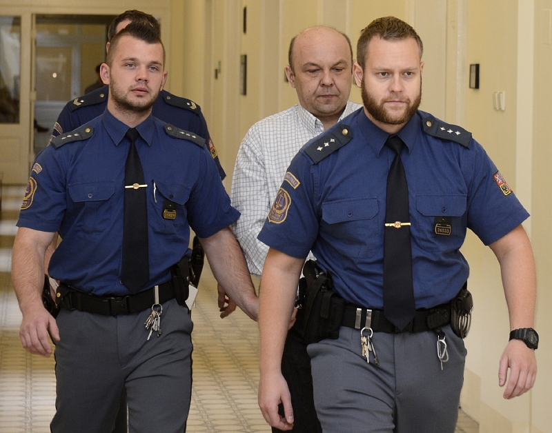 Dispečer oloupené agentury G4S Antonín Saleta byl původně potrestán devíti lety vězení a povinností uhradit uloupené miliony. Dispečer oloupené agentury G4S Antonín Saleta byl původně potrestán devíti lety vězení a povinností uhradit uloupené miliony.