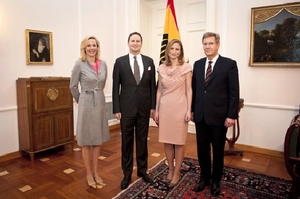 Princ Jiří Fridrich Pruský, hlava domu Hohenzollernů, s manželkou Sofií (oba uprostřed) u bývalého spolkového prezidenta Wulffa.
