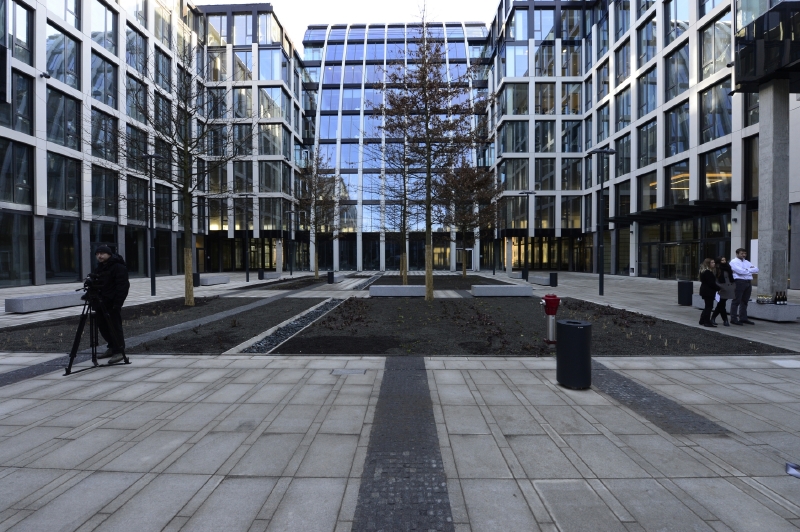 Nové multifunkční centrum Florentinum bylo otevřeno již v lednu, 6. března se slavnostně otevírala obchodní pasáž. Nové multifunkční centrum Florentinum bylo otevřeno již v lednu, 6. března se slavnostně otevírala obchodní pasáž.
