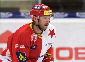 Útočník Slavie Jaroslav Bednář.